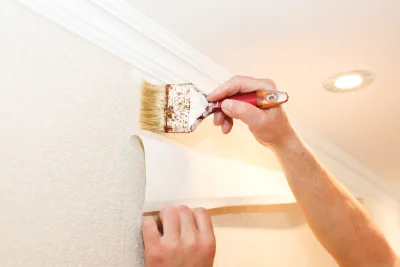 Pose de papier peint à Pia — revêtements muraux et toiles de verre